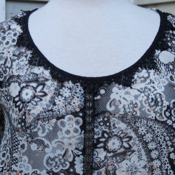 American Rag Cie Black White Paisley Lace Trim Sheer Ruffle Bottom Blouse Sz XL - Picture 2 of 7